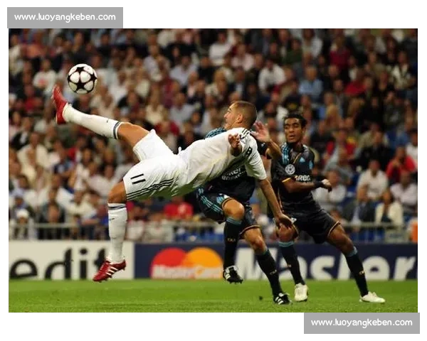 倒钩射门技巧解析与实战应用全面提升足球进攻威胁